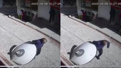 Fatih’te sokakta yürürken üzerine çanak anten düştü; o anlar kamerada
