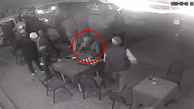 Kıraathanede silahlı saldırı! 1 kişi hayatını kaybederken çay içen kişinin istifini bozmaması dikkat çekti