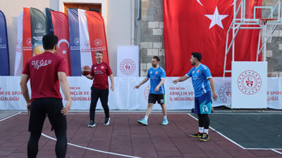 Bakan Bayraktar Erzincan'da gençlerle basketbol oynadı