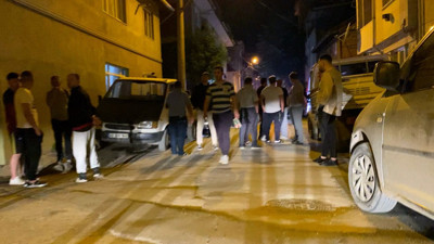 Balta ile sokaklarda dehşet saçan alkollü magandayı polis uyarı ateşiyle yakaladı; o anlar kamerada
