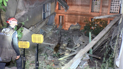 Fatih'te, 2 katlı metruk binada kısmi çökme