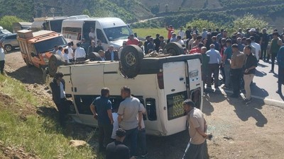 Hakkari'de servis minibüsü takla attı: 13'ü öğrenci 14 yaralı