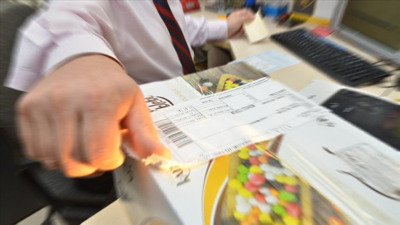 Mesafeli satışlarda iade edilen ürünün kargo ücretini satıcı ödemeye devam edecek