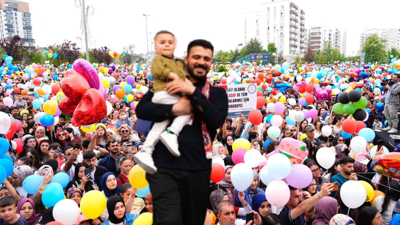 Babası sosyal medyadan çağrı yapmıştı; kanseri yenen Ali Asaf binlerce kişiyle balon uçurdu