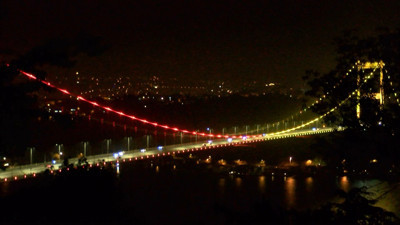 İstanbul'da köprüler şampiyon Galatasaray’ın renkleriyle ışıklandırıldı