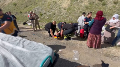 Elazığ'da minibüs takla attı; 3'ü ağır 7 yaralı