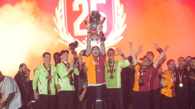 Galatasaray 25’inci şampiyonluk kupasını görkemli törenle kaldırdı