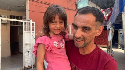 Görme engelli kağıt toplayıcısı babaya 6 yaşındaki kızı yol gösteriyor