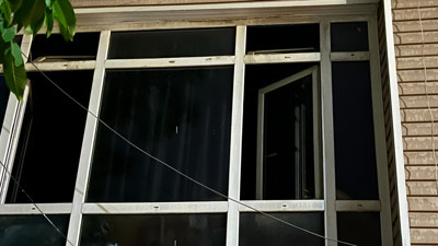 İş merkezinin 2'nci katında kilitli kalan alkollü kişi, pencereden inmek isterken düştü