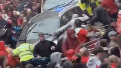 Liverpool'da araçla kalabalığa dalan İngiliz, cinayete teşebbüs ve uyuşturucu suçlarından gözaltında