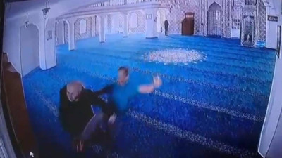 Maslak’ta camide telefonla konuşan kişiyi darbetti; o anlar kamerada