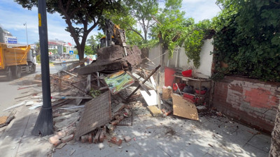 Avcılar'da kaçak büfeler 15 yıl sonra yıkıldı