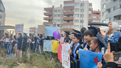 Öğrencilerden kanser tedavisi gören öğretmenlerine duygulandıran sürpriz