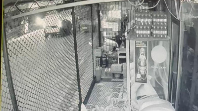 Sürücüsünün geri manevra yaptığı otomobilin altında kalan kadın öldü