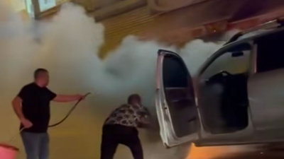 Yanan hafif ticari araca hortumla su tutarak müdahale ettiler