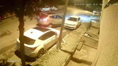 Avcılar'da park halindeki otomobile çarptı; durup aracını kontrol ederek uzaklaştı