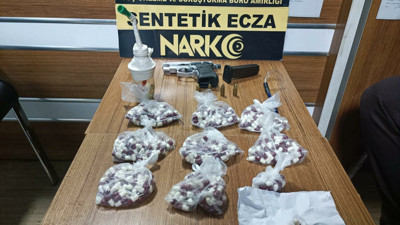 Durdurulan otomobilde 479 sentetik hap ele geçirildi: 5 gözaltı