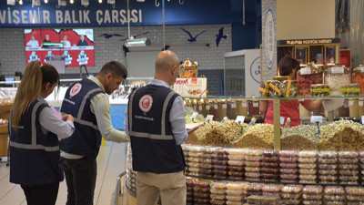 İzmir'de marketlerde 'fahiş fiyat' ve 'etiket' denetimi