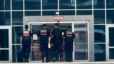 Edirne'de jandarmadan kaçmaya çalışan 2 araçta 13 düzensiz göçmen yakalandı