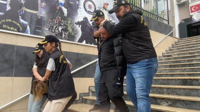 Fatih'te eski eşiyle görüştüğünü öğrendiği kişiyi bıçaklayarak öldürdü