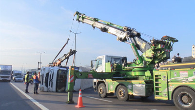 Pendik TEM Otoyolu'nda TIR devrildi; İstanbul yönünde yoğunluk yaşandı