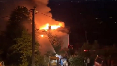 Yalova'da 3 katlı binanın çatısındaki yangın söndürüldü