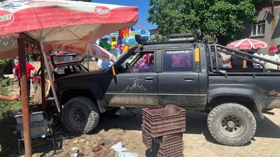 17 yaşındaki sürücünün kullandığı kamyonet, yol kenarında yürüyen 2 çocuğa çarptı