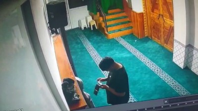 Caminin bağış kutusu ile müezzinin cüzdanını çaldı