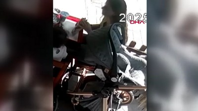 Kopardığı saçını tostunun içine koydu, o anlar kamerada