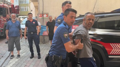 Kağıthane'de evini yakmaya çalıştı polise direndi; kelepçenelerek gözaltına alındı