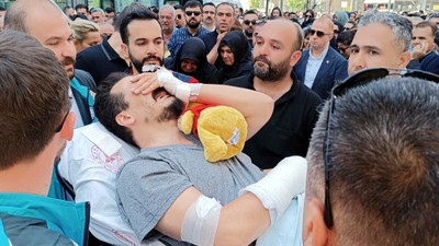 Kazada ölen eşi ve 2 çocuğu için düzenlenen törene sedye ile getirildi