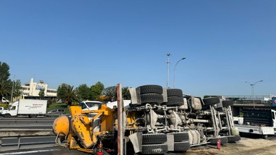 Küçükçekmece D-100 yan yolda beton mikseri devrildi