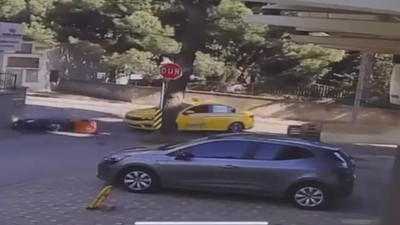 Maltepe'de motosiklet taksiye çarptı; sürücü yola savruldu