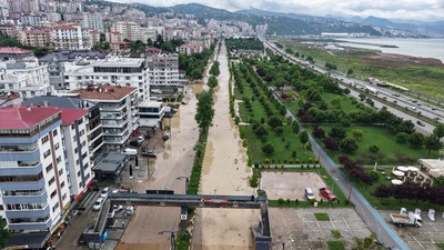 Trabzon'da selin izleri siliniyor, kayıp kişi aranıyor
