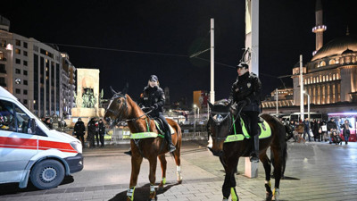 İstanbul'un işlek cadde ve meydanlarında yılbaşı hareketliliği