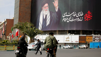 Tahran cadde ve sokaklarına Hamaney afişleri asıldı