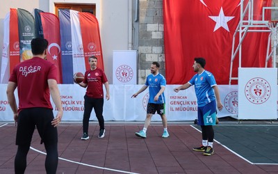 Bakan Bayraktar Erzincan'da gençlerle basketbol oynadı