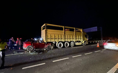 Kamyonun altına giren otomobilin sürücüsü öldü