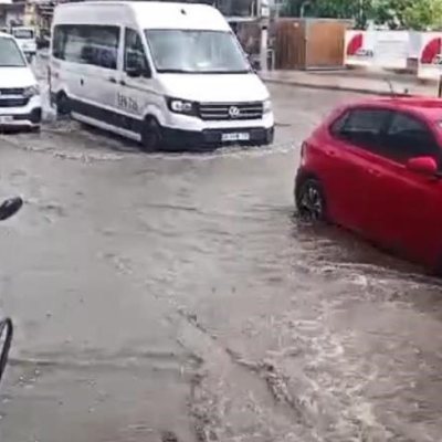 İstanbul'da sağanak ve dolu yağışı: Yollar göle döndü