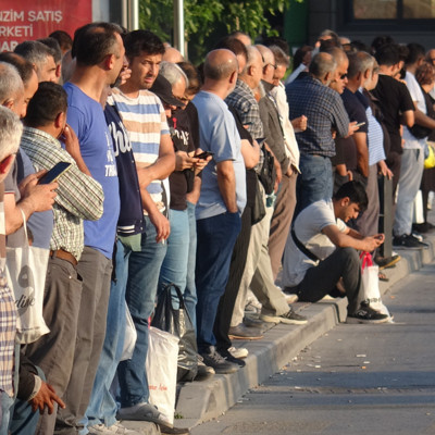 İzmir’de 23 bin işçi greve çıktı; otobüs duraklarında yoğunluk oluştu