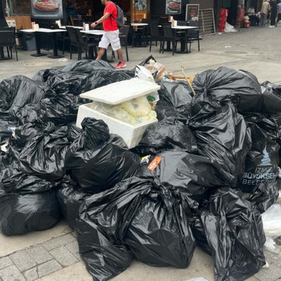 İzmir'de grevin 3'üncü gününde sokaklarda çöpler birikti