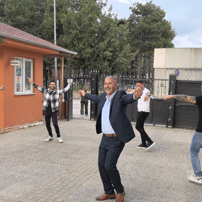 Seçimi kazanan muhtar, yakınlarıyla çiftetelli oynadı