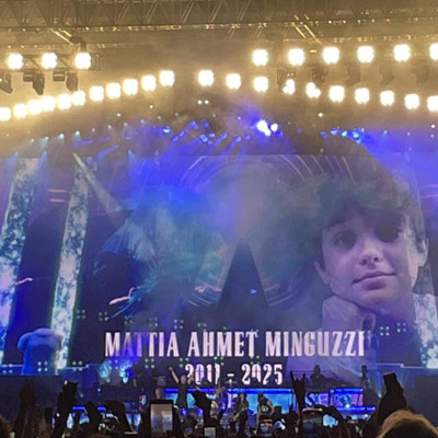 Gun's N' Roses, İstanbul konserinde Mattia Ahmet Minguzzi'ye şarkı hediye etti