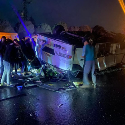 Hatay'da devrilen midibüsteki 25 tarım işçisi yaralandı