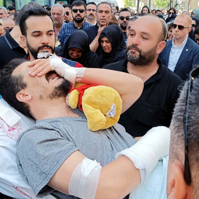 Kazada ölen eşi ve 2 çocuğu için düzenlenen törene sedye ile getirildi