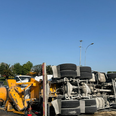 Küçükçekmece D-100 yan yolda beton mikseri devrildi