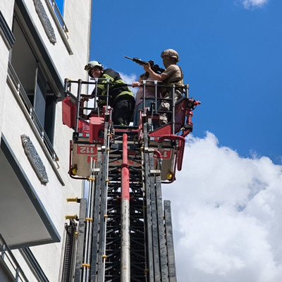 Rehin aldığı annesi, babası ve kız kardeşi kurtarıldı; şüpheliyi ikna çalışmaları sürüyor
