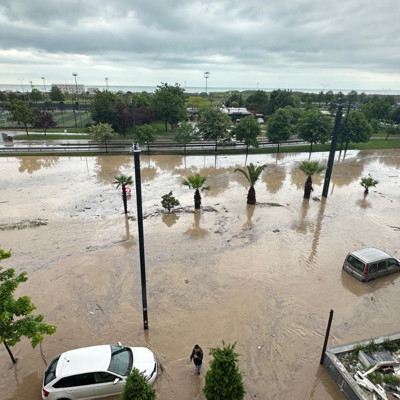 Trabzon'da sağanak; yollar göle döndü
