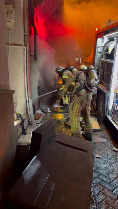 Beyoğlu'nda elektrik sobasından çıkan yangında ev alev alev yandı - Resim : 1