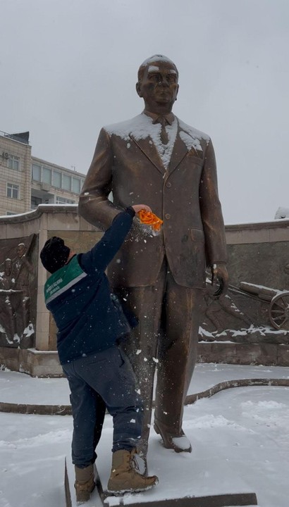 Atatürk Anıtı'nın üzerindeki karları temizledi - Resim : 1